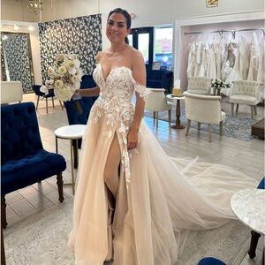 Wedding dress size 6 pearl color with white lace